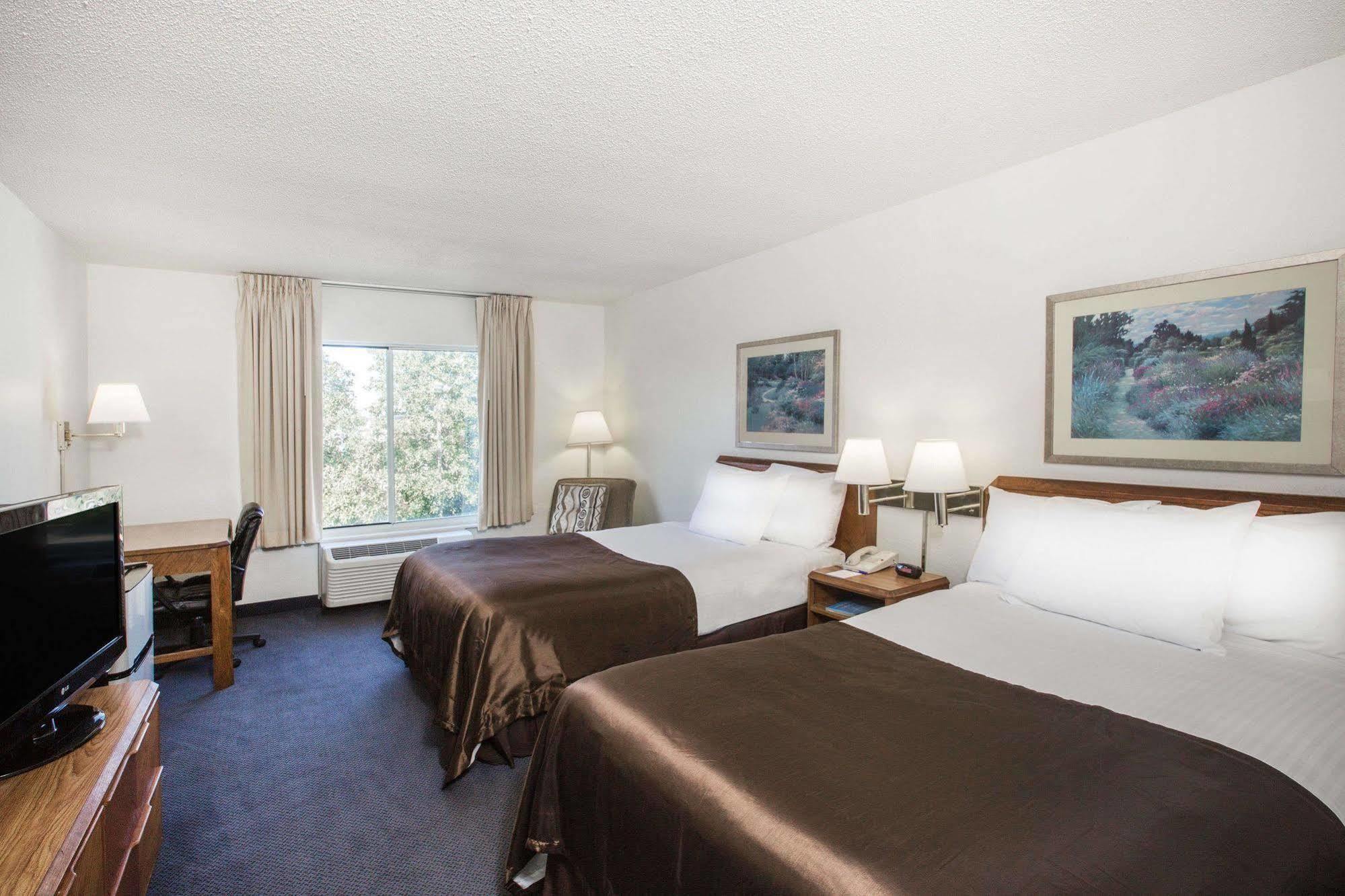 Baymont By Wyndham Wilmington Hotel Екстериор снимка